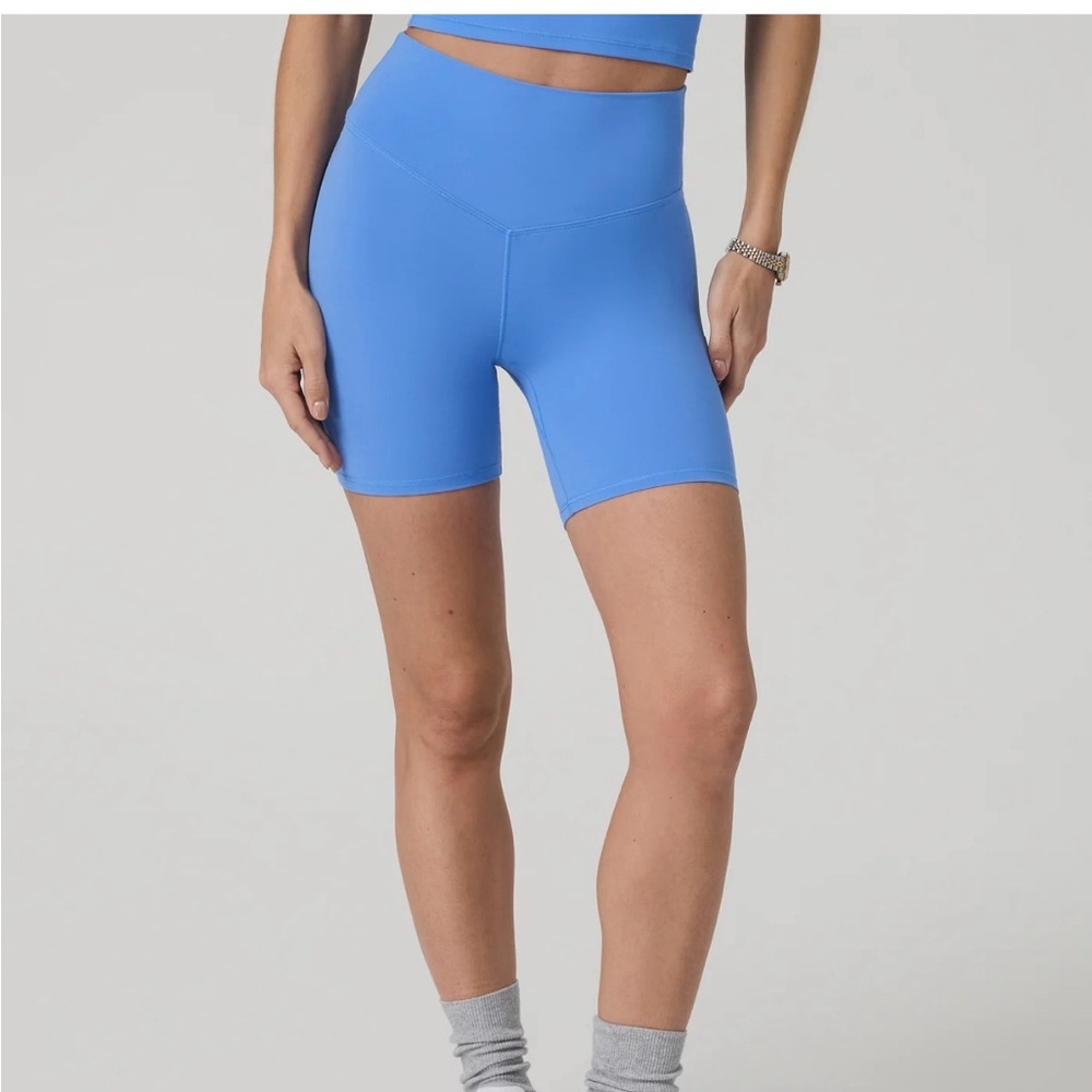 Vuori All The form shorts! Sz lg! NWT!